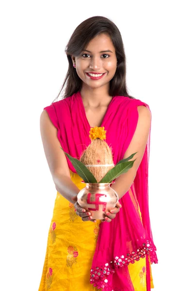伝統的な銅カラシュを保持しているインドの女の子 インドの祭り 花の装飾とココナッツとマンゴーの葉と銅カラシュ ヒンドゥ教徒Poojaに不可欠な — ストック写真