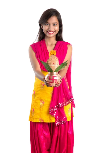 Indyjska Dziewczyna Gospodarstwa Tradycyjnej Miedzi Kalash Indyjski Festiwal Miedź Kalash — Zdjęcie stockowe