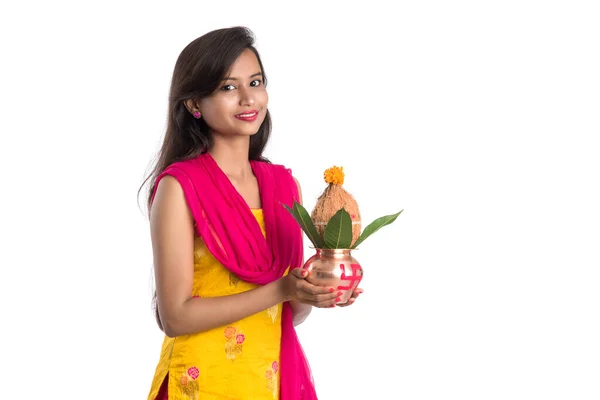 印度女孩举行传统的铜卡拉什节 印度节 铜卡拉什与椰子和芒果叶与花卉装饰 基本在印度教Pooja — 图库照片
