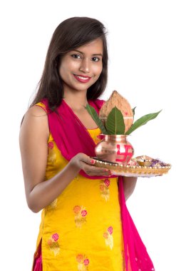 Hintli bir kız elinde geleneksel bakır Kalash ile Pooja Thali, Hint Festivali, hindistancevizli bakır Kalash ve çiçek desenli mango yaprağı, Hindu Pooja 'da gerekli..