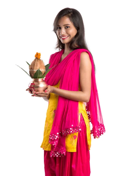 Indiaas Meisje Met Een Traditionele Koper Kalash Indian Festival Koper — Stockfoto