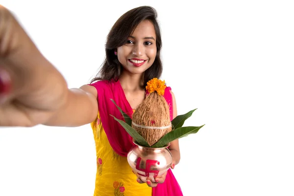 Piękna Młoda Szczęśliwa Dziewczyna Robi Selfie Kalashem Pomocą Aparatu Fotograficznego — Zdjęcie stockowe