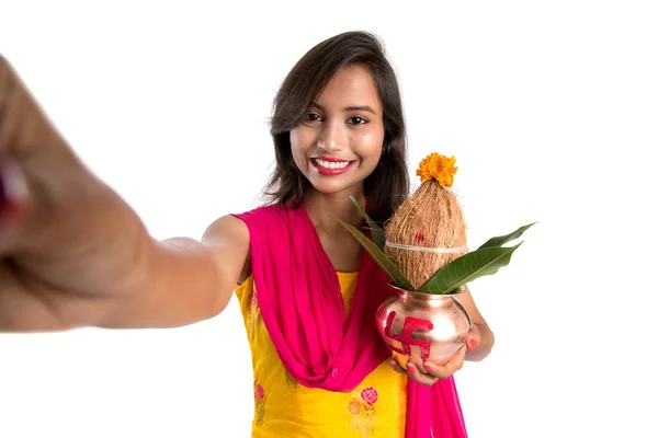 아름다운 소녀가 셀카를 배경에 카메라나 스마트폰을 사용하는 — 스톡 사진
