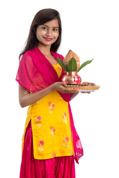 Indická Dívka Drží Tradiční Měď Kalash Pooja Thali Indický Festival — Stock fotografie
