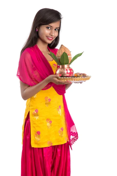 Indiaas Meisje Met Een Traditionele Koper Kalash Met Pooja Thali — Stockfoto