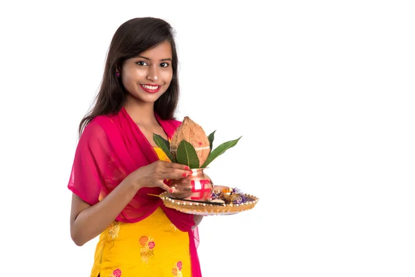 Индийская Девушка Держит Традиционный Медный Калаш Пуджа Тали Индийский Фестиваль — стоковое фото