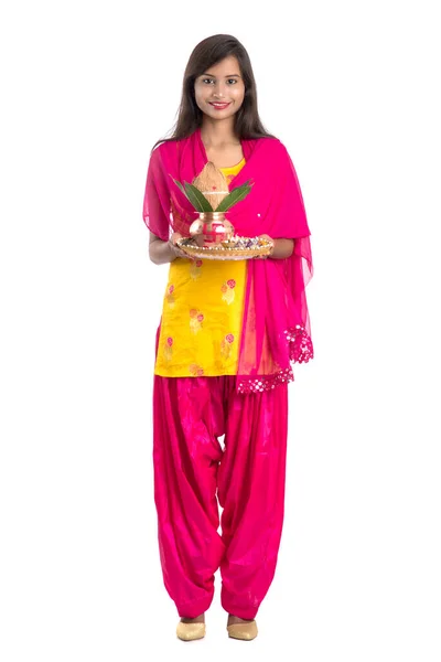 印度女孩与Pooja Thali一起持有传统的铜卡拉什 印度节 铜卡拉什与椰子和芒果叶与花卉装饰 印度教Pooja必不可少 — 图库照片