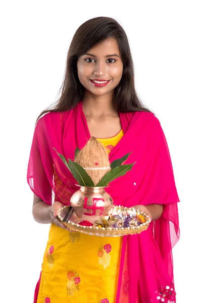 Індійська Дівчина Тримає Традиційну Мідь Калаш Пуджою Талі Індійського Фестивалю — стокове фото