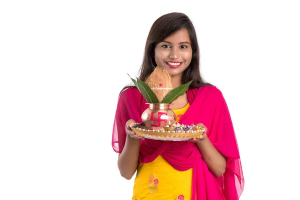 印度女孩与Pooja Thali一起持有传统的铜卡拉什 印度节 铜卡拉什与椰子和芒果叶与花卉装饰 印度教Pooja必不可少 — 图库照片