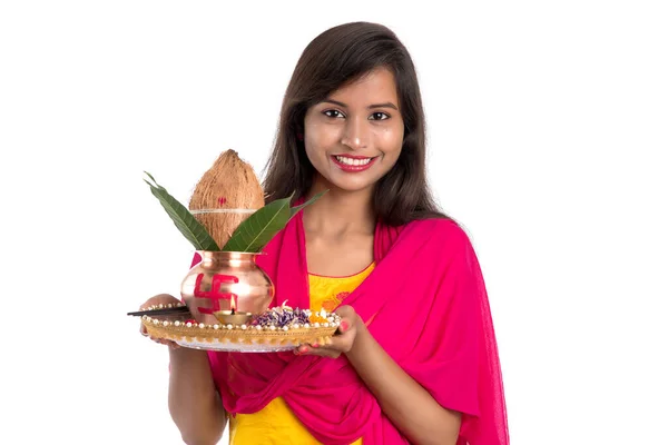 Indyjska Dziewczyna Trzyma Tradycyjną Miedź Kalash Pooja Thali Indyjski Festiwal — Zdjęcie stockowe