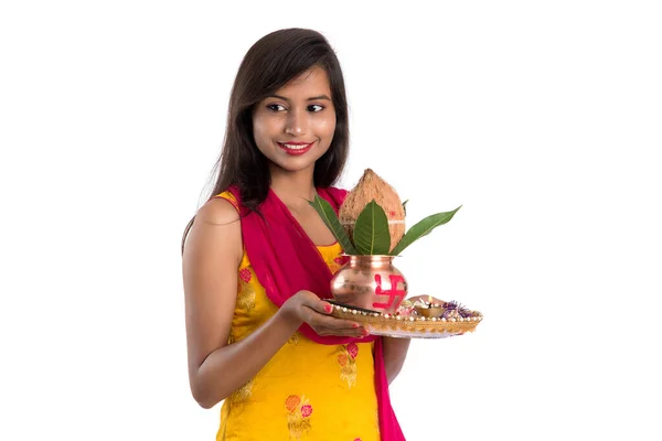 Індійська Дівчина Тримає Традиційну Мідь Калаш Пуджою Талі Індійського Фестивалю — стокове фото