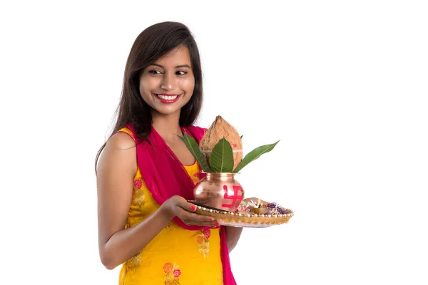 축제인푸자 탈리와 전통적 힌두교푸자 코코넛 — 스톡 사진
