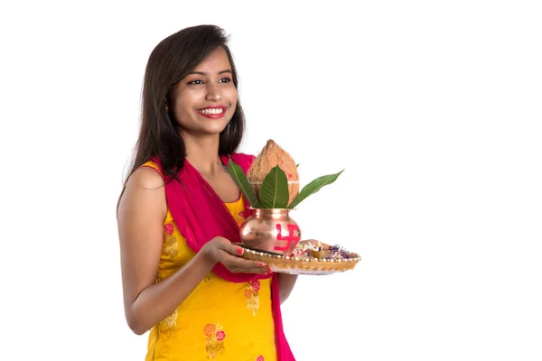 Menina Indiana Segurando Kalash Cobre Tradicional Com Pooja Thali Festival — Fotografia de Stock