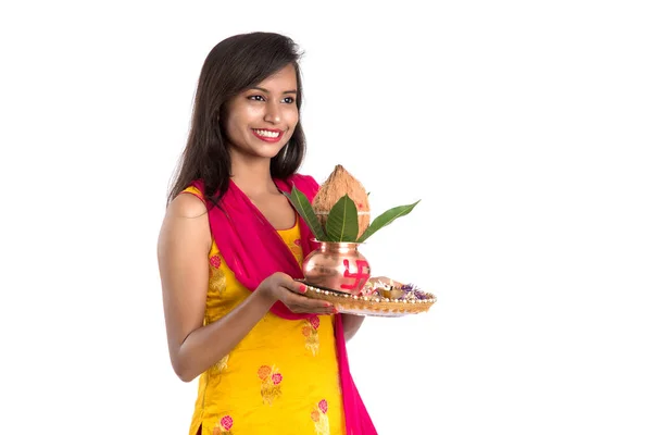 Indiaas Meisje Met Een Traditionele Koper Kalash Met Pooja Thali — Stockfoto