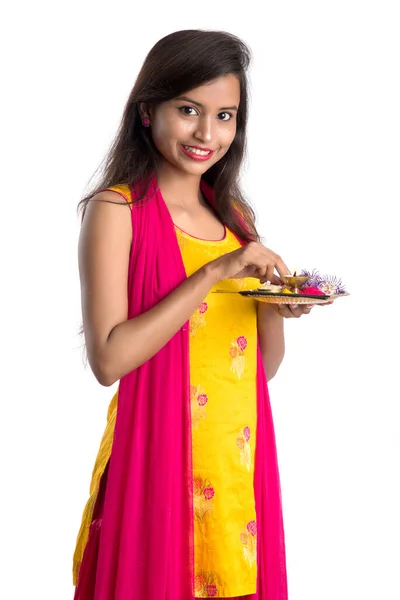 Menina Indiana Bonita Segurando Pooja Thali Realizando Adoração Fundo Branco — Fotografia de Stock