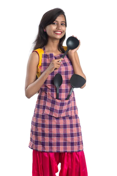 Jonge Indiase Vrouw Met Keukengerei Lepel Nietjes Lepel Pan Enz — Stockfoto