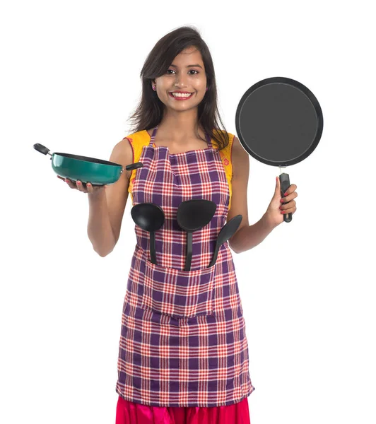 Молодая Индийская Женщина Кухонной Утварью Ложка Стапула Ковш Сковородка Белом — стоковое фото