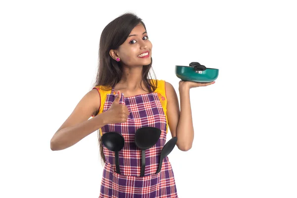 Jonge Indiase Vrouw Met Keukengerei Lepel Nietjes Lepel Pan Enz — Stockfoto