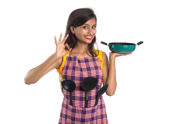 持有厨房用具 勺子等 的年轻印度妇女在白色背景下 — 图库照片