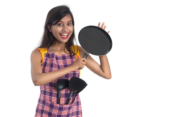 持有厨房用具 勺子等 的年轻印度妇女在白色背景下 — 图库照片