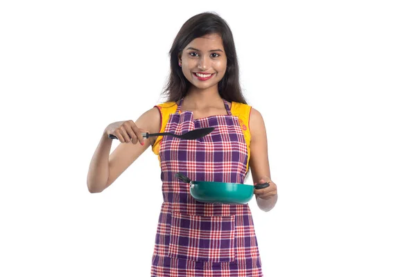 Jeune Femme Indienne Tenant Ustensile Cuisine Cuillère Stapula Louche Poêle — Photo
