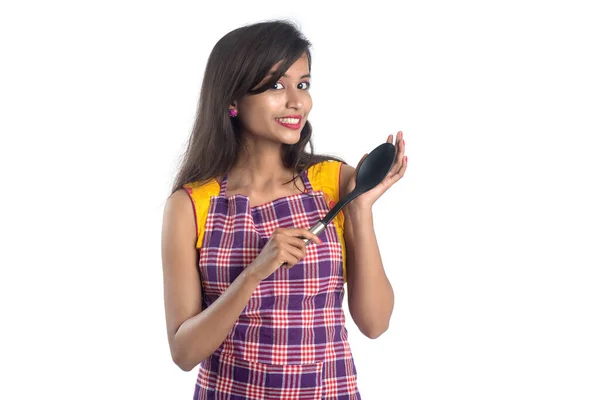 台所用品を持つ若いインド人女性 スプーン スタプラ ラドル パンなど 白い背景の上に — ストック写真