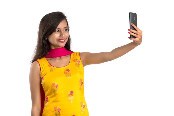 Chica India Joven Usando Una Tableta Teléfono Móvil Teléfono Inteligente — Foto de Stock