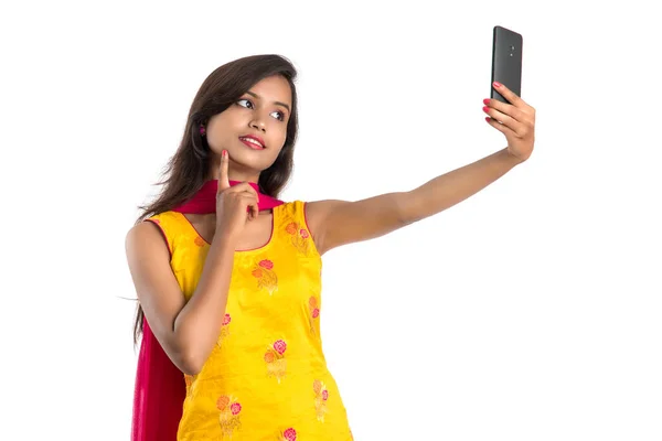 Junges Indisches Mädchen Mit Tablet Handy Oder Smartphone Isoliert Auf — Stockfoto