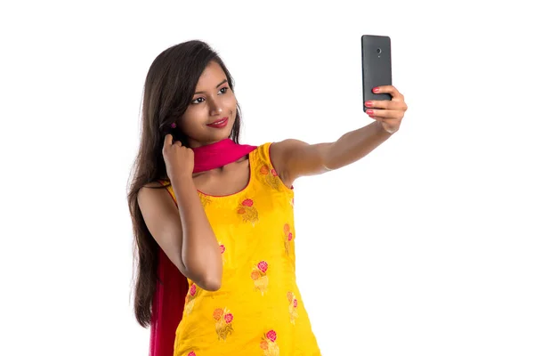 Mladý Indický Dívka Pomocí Tabletu Mobilní Telefon Nebo Smartphone Izolované — Stock fotografie