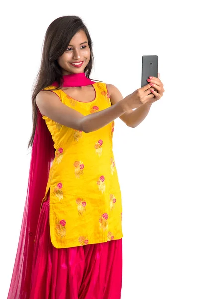 使用白色背景隔离的平板电脑 手机或智能手机的印度女孩 — 图库照片