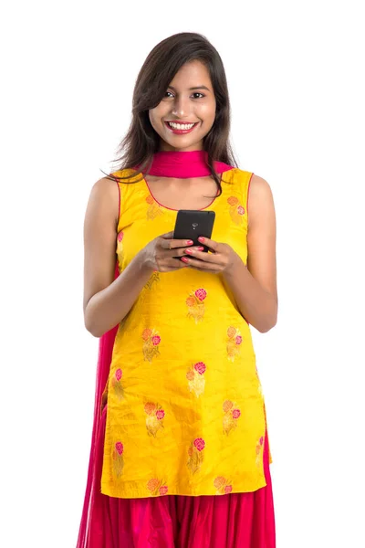 Młoda Hinduska Dziewczyna Pomocą Telefonu Komórkowego Lub Smartfona Izolowane Białym — Zdjęcie stockowe