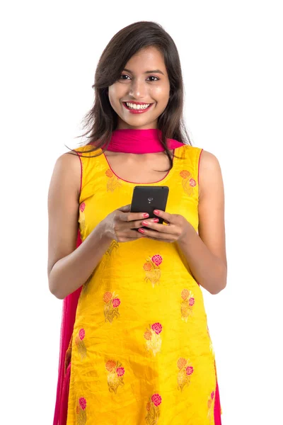 Jong Indiaas Meisje Met Behulp Van Een Mobiele Telefoon Smartphone — Stockfoto