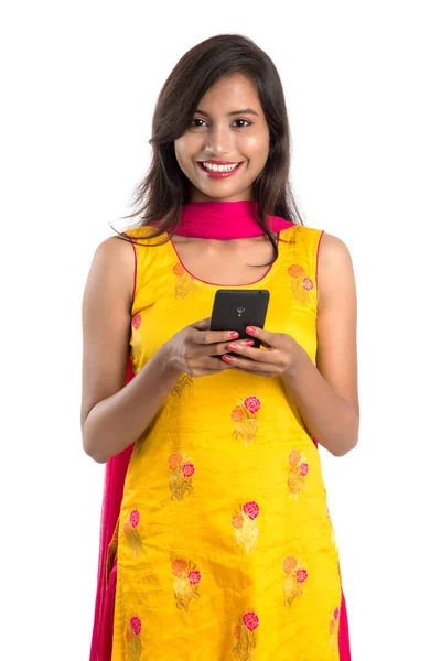 Młoda Hinduska Dziewczyna Pomocą Telefonu Komórkowego Lub Smartfona Izolowane Białym — Zdjęcie stockowe