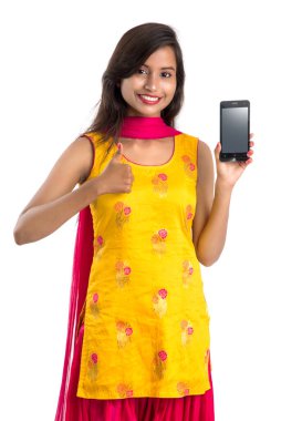 Beyaz arka planda boş ekran akıllı telefonu, cep telefonu ya da tablet telefonu tutan ve gösteren güzel bir kadın..