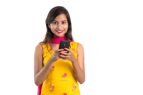 Молодая Индийская Девушка Помощью Мобильного Телефона Смартфона Изолированы Белом Фоне — стоковое фото