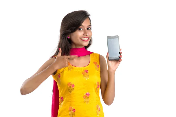 白い背景に空白の画面のスマートフォンや携帯電話やタブレット電話を保持し 示す若い美しい女性 — ストック写真