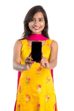 Beyaz arka planda boş ekran akıllı telefonu, cep telefonu ya da tablet telefonu tutan ve gösteren güzel bir kadın..