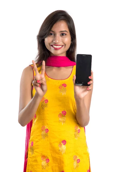 Joven Mujer Hermosa Sosteniendo Mostrando Teléfono Inteligente Pantalla Blanco Teléfono — Foto de Stock