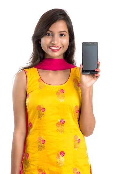 Joven Mujer Hermosa Sosteniendo Mostrando Teléfono Inteligente Pantalla Blanco Teléfono — Foto de Stock