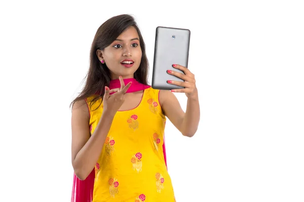 Menina Indiana Usando Tablet Celular Smartphone Isolado Fundo Branco — Fotografia de Stock
