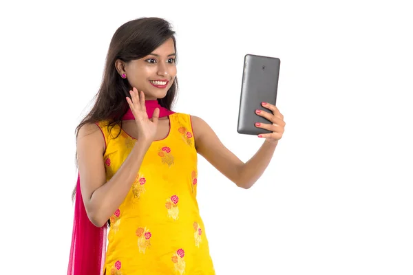 白い背景に隔離されたタブレット 携帯電話やスマートフォンを使用して若いインドの女の子 — ストック写真