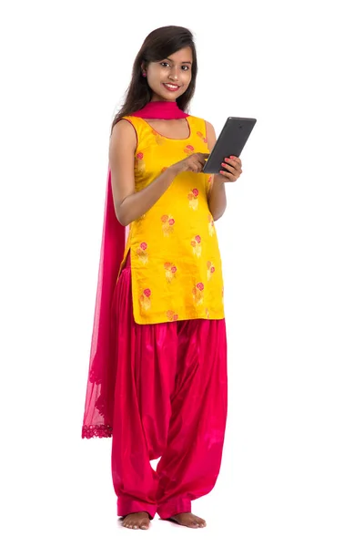 Молодая Индийская Девушка Помощью Мобильного Телефона Смартфона Изолированы Белом Фоне — стоковое фото