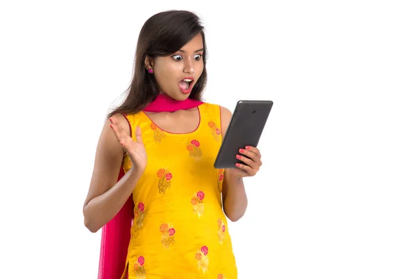 Νεαρή Ινδή Κοπέλα Που Χρησιμοποιεί Κινητό Τηλέφωνο Smartphone Απομονωμένο Λευκό — Φωτογραφία Αρχείου