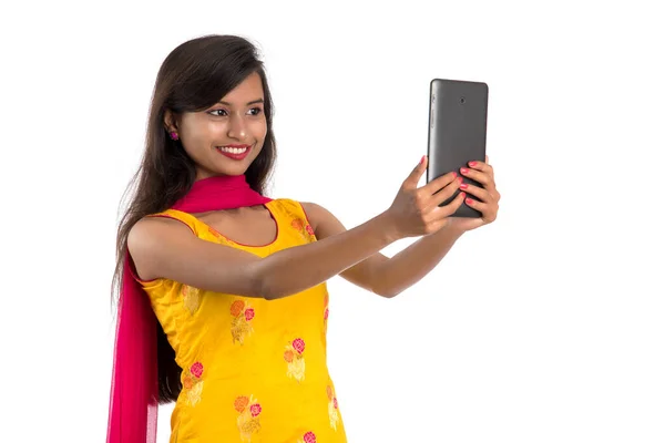 Ung Indisk Flicka Som Använder Mobiltelefon Eller Smartphone Isolerad Vit — Stockfoto