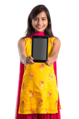 Beyaz arka planda boş ekran akıllı telefonu, cep telefonu ya da tablet telefonu tutan ve gösteren güzel bir kadın..