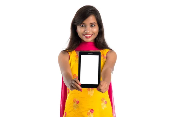 Ung Vacker Kvinna Som Håller Och Visar Tom Skärm Smartphone — Stockfoto