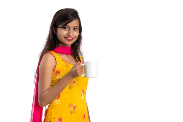 Красива Молода Дівчина Чашкою Чаю Або Кави Позує Білому Тлі — стокове фото