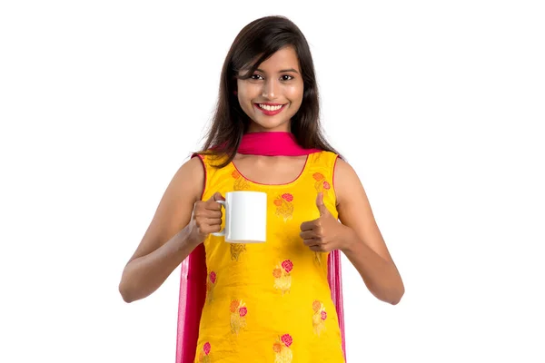 Красивая Молодая Девушка Чашкой Чая Кофе Позирует Белом Фоне — стоковое фото