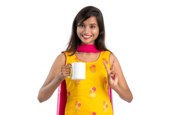 Красива Молода Дівчина Чашкою Чаю Або Кави Позує Білому Тлі — стокове фото