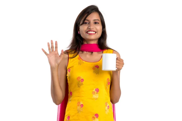 Bonita Joven Con Taza Café Posando Sobre Fondo Blanco — Foto de Stock